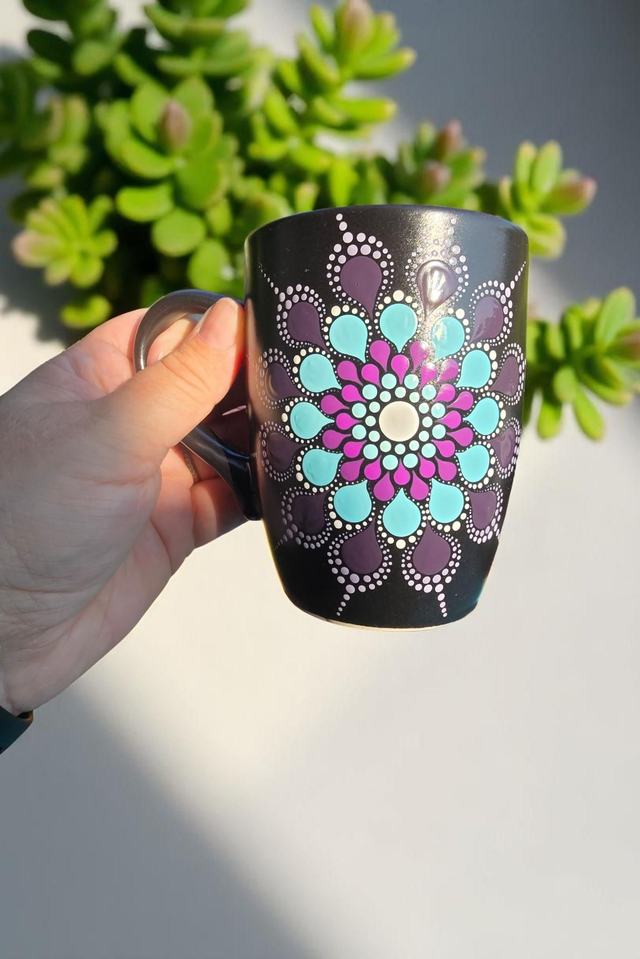 Mug noir mat mandala bleu & violet en pointillisme, tasse dot painting, tasse à café, tasse à thé