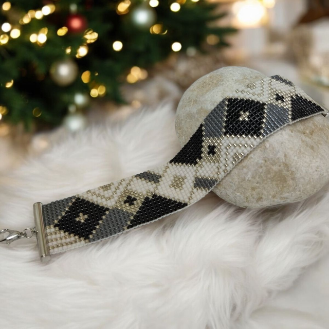 Bracelet gris, noir, blanc et argent