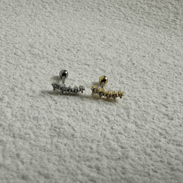 PIERCING D’OREILLE DESLUMBRANTE 