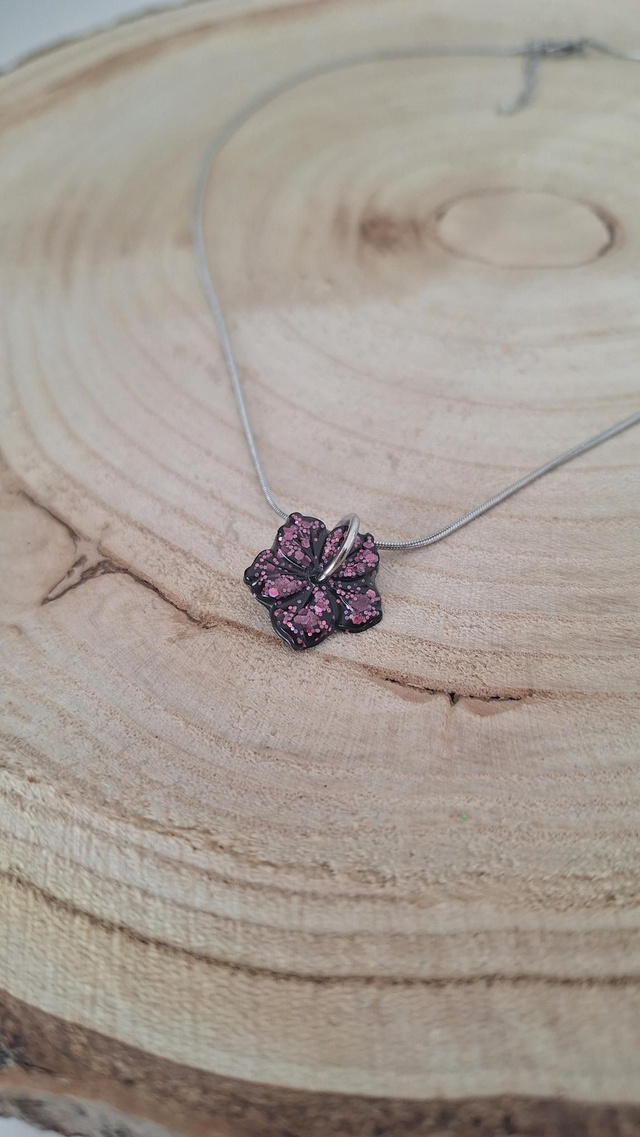 Collier argenté hibiscus noir et paillettes roses 