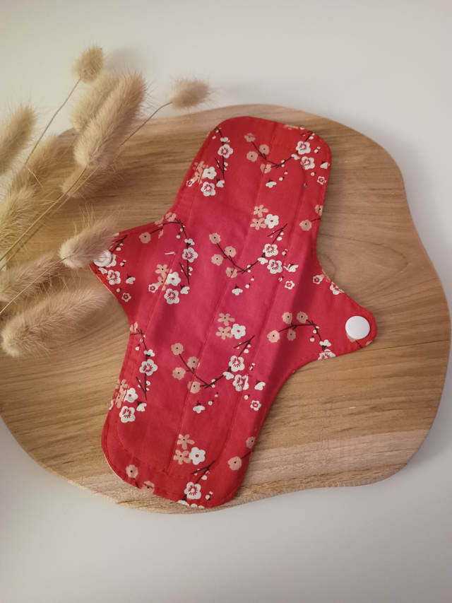 Serviette hygiénique lavable rouge fleuri (à l&#039;unité ou en lot de 5)