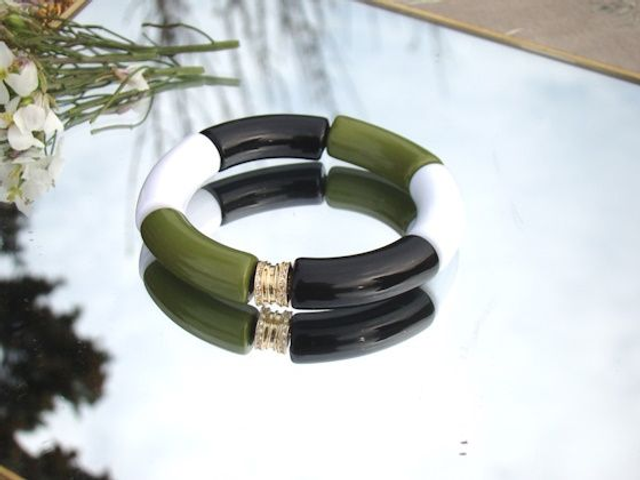 Bracelet perles tubes incurvées Chandra Khaakee : kaki, noir et blanc