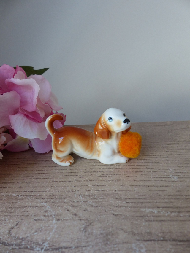Figurine miniature de chien teckel en céramique avec pompon orange, chien espiègle joueur avec balle, chiot avec boule orange pom pom