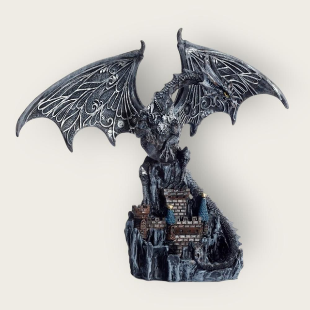 Dragon ailé posé sur un château.