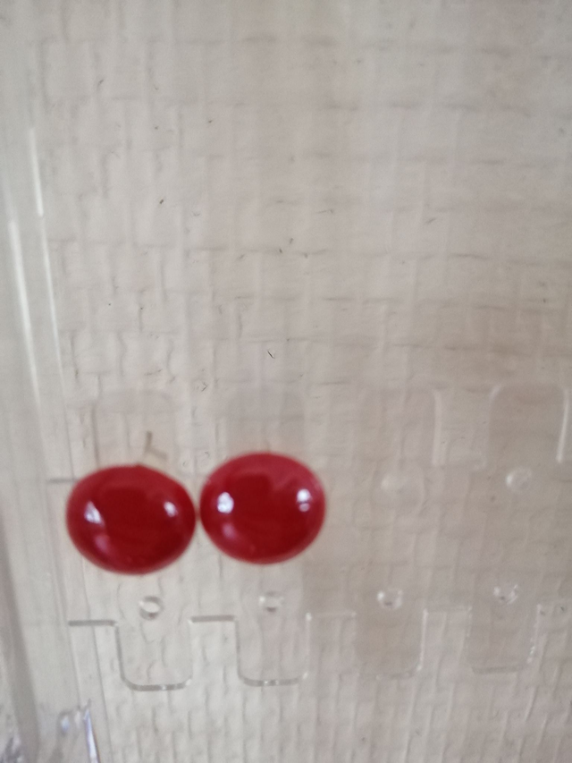 Boucle d'oreille Puce Rouge : Élégance Minimaliste  (1 cm)