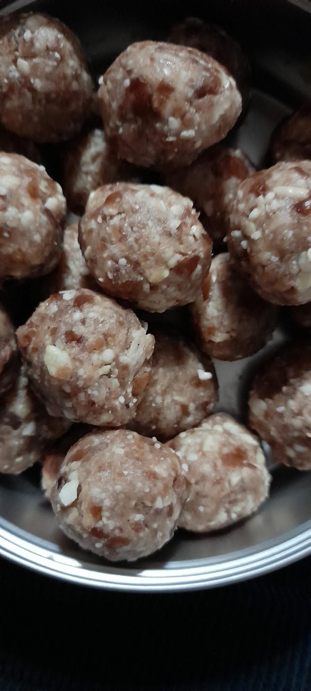 Dadelballetjes met cashew en winterspices