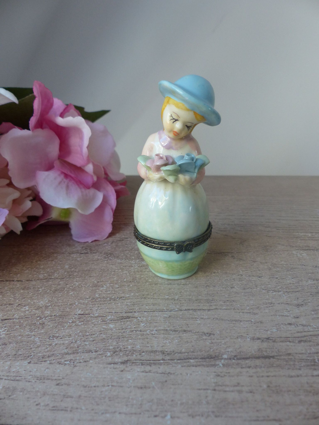Pilulier ou petite boite à bijoux articulée femme jardinière aux fleurs vintage, petite boite décoration chambre, cadeau maman