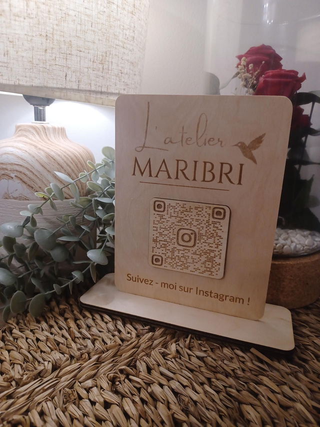 Présentoir en bois avec QR Code – Attirez plus d’abonnés &amp; avis clients