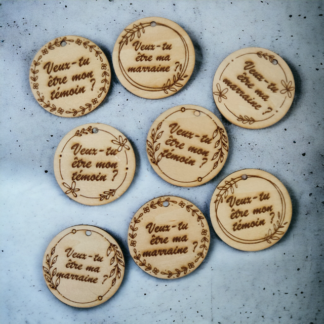 Ronds en bois de 4 cm gravés (lot de 33).