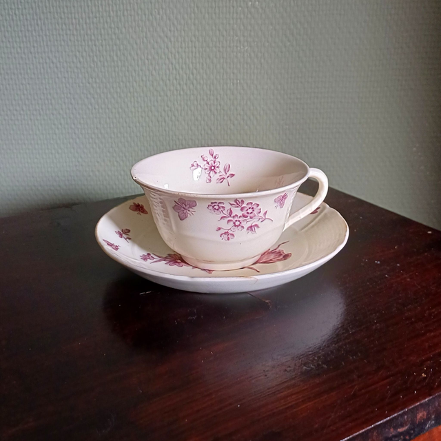 Wedgwood Etruria | Kop (diameter 10 | hoogte 5,5 cm) en schotel (diameter 15 | hoogte 2,5 cm) Wit Lila bloemdecor | Antiek - Onvolkomenheden