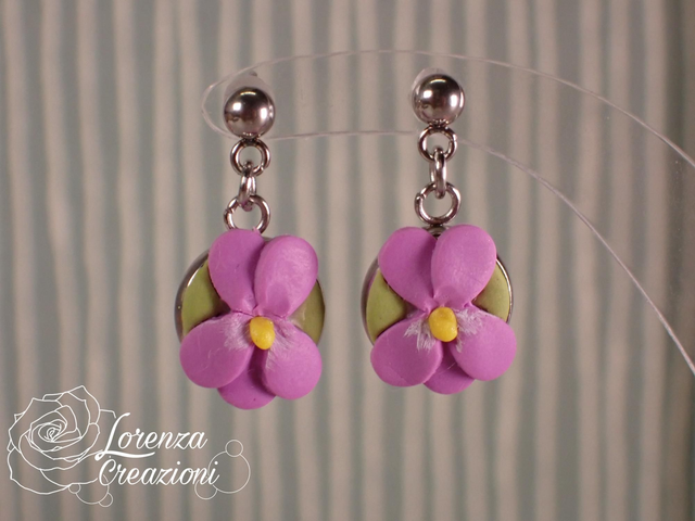 Orecchini pendenti violette versione chiara.
