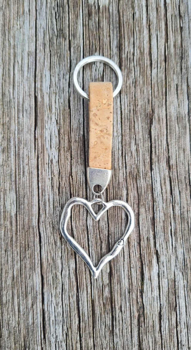 Porte-clés en liège plat naturel avec coeur ajouré 