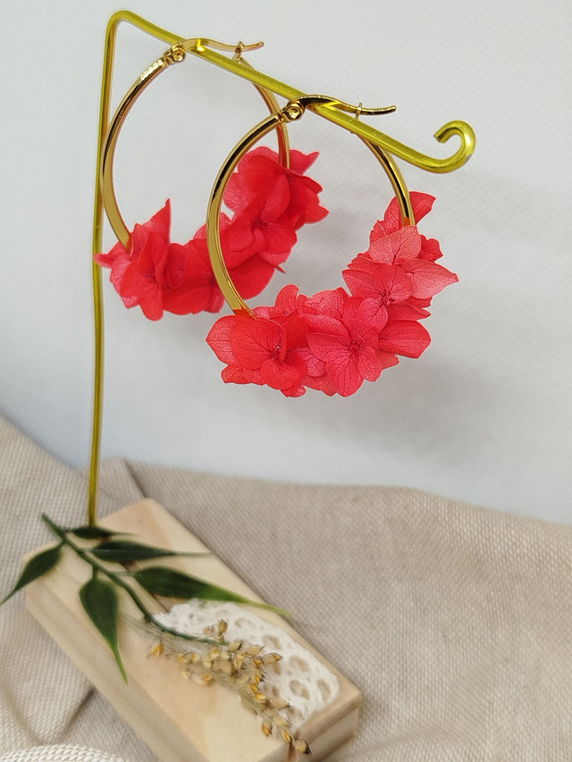 Créoles Lily en fleurs naturelles coloris rouge