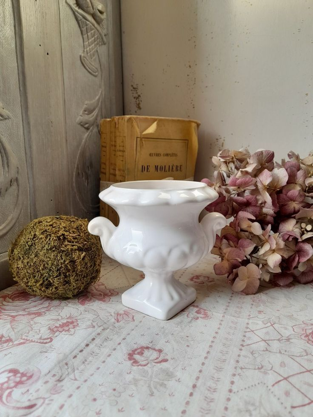 Vase Médicis en porcelaine blanche