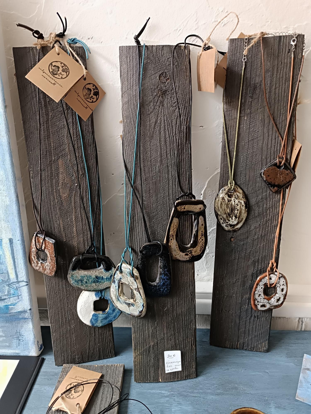 Collier avec étui velours  , divers et pièce unique en boutique