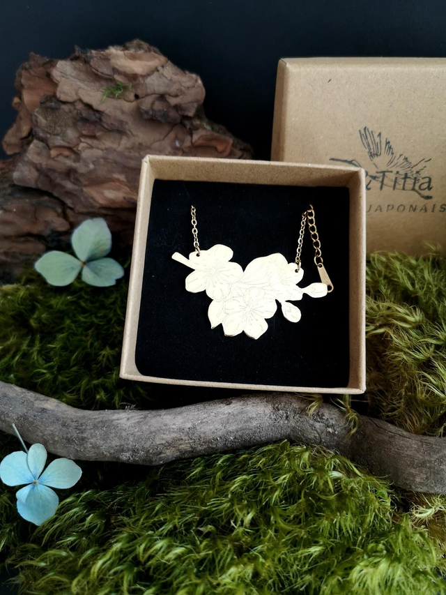 Précommande : Collier - Sakura - fleurs - laiton - gravure - La&Titia 