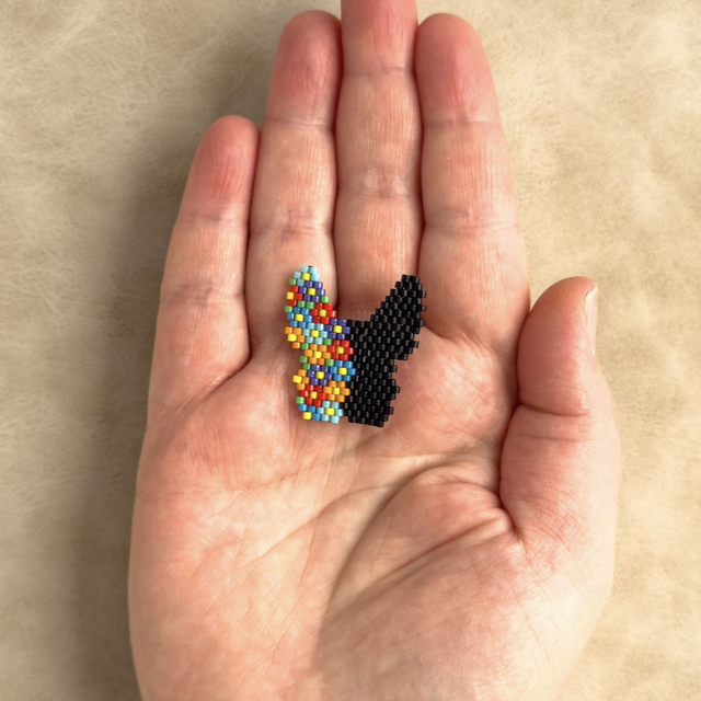 Bouledogue Fleuri – Broche tissée main