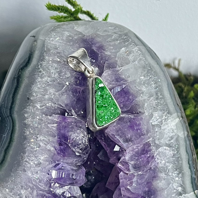 Pendentif en argent et grenat uvarovite
