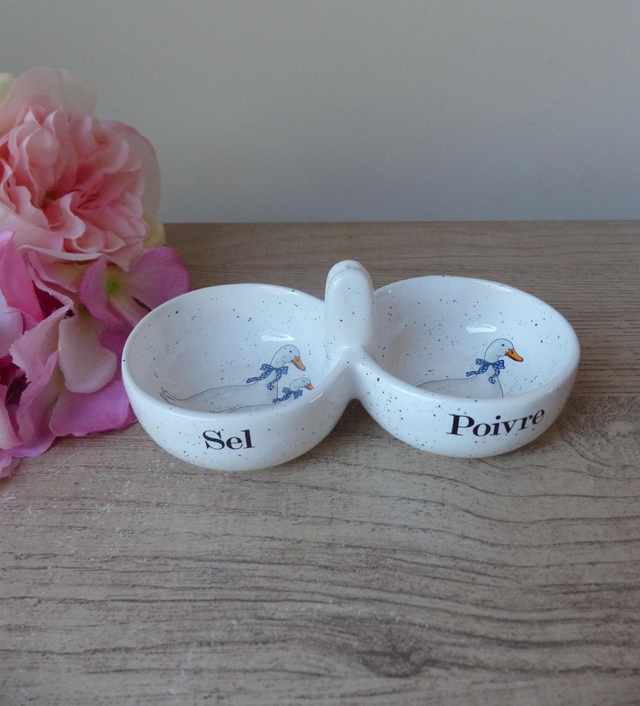 Ensemble vintage salière et poivrière en céramique blanche mouchetée avec oies et foulards bleus – décoration de table maison de campagne