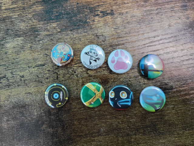 Assorted fandom badges