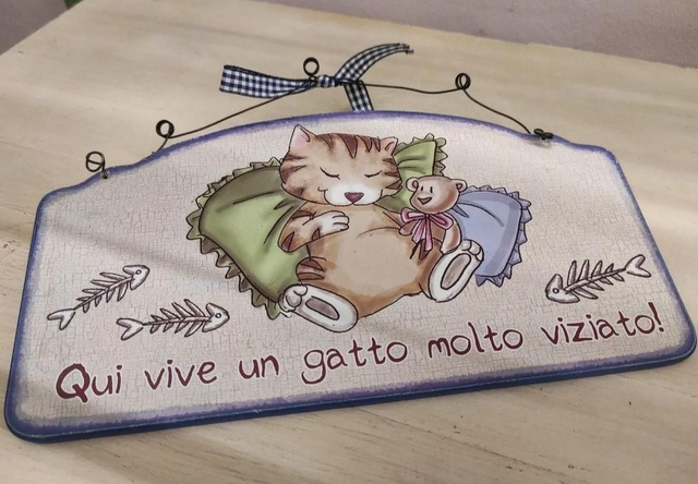 Targa Decorativa &quot;Qui vive un gatto molto viziato&quot;