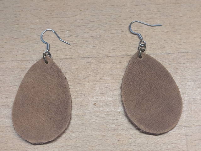 Boucles d&#039;oreille en cuir aspect vintage.