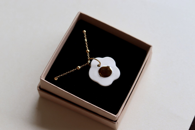 Collier fleur en porcelaine et or