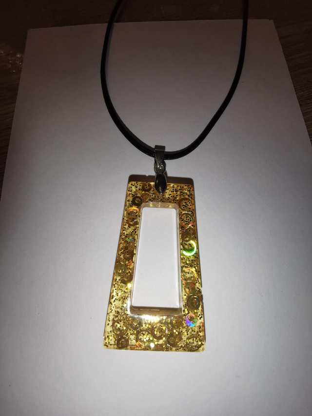 Pendentif jaune