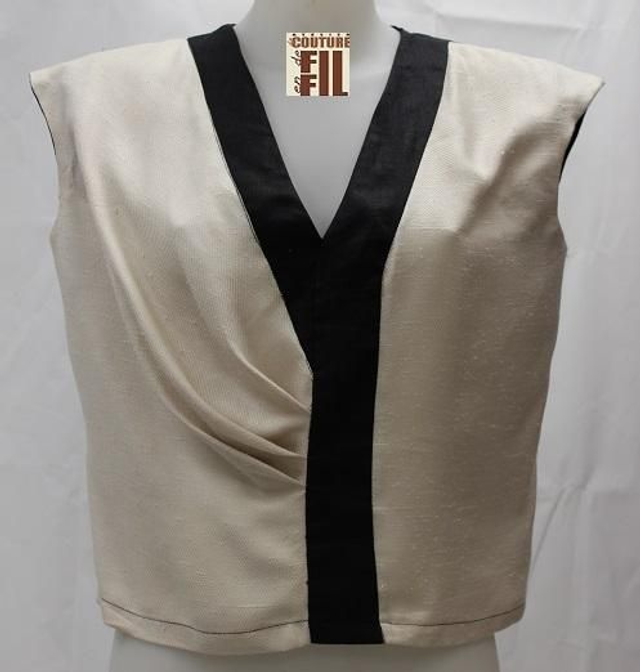 top écru et noir devant avec un drapée sur un coté dos noir uni