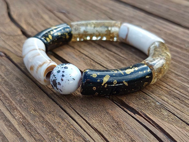 Bracelet perles tubes incurvées acrylique Uma Sunehree