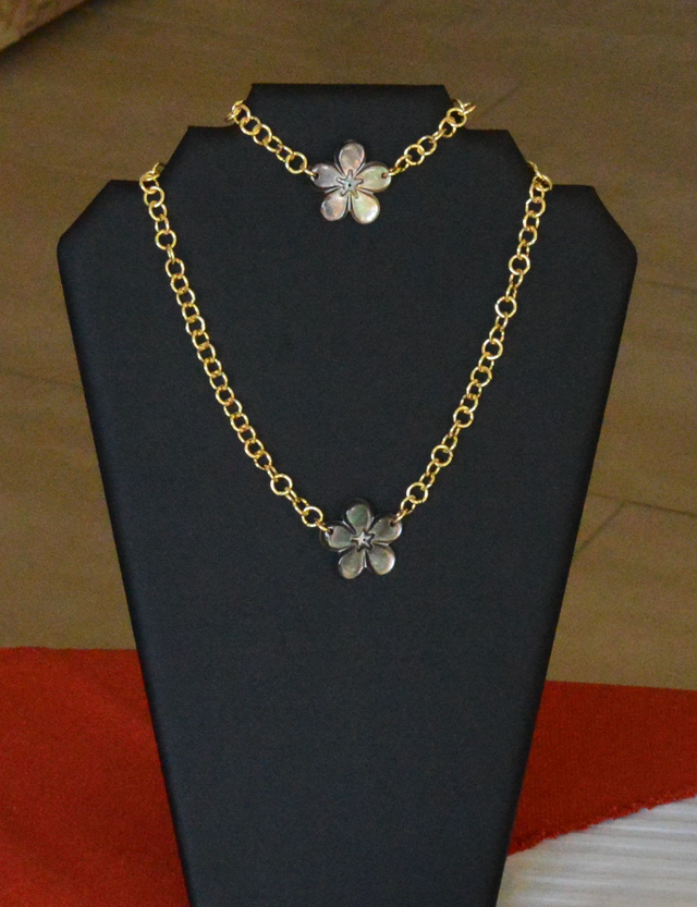 Lot Collier + bracelet grosse maille dorée acier inoxydable - fleur hibiscus nacre 