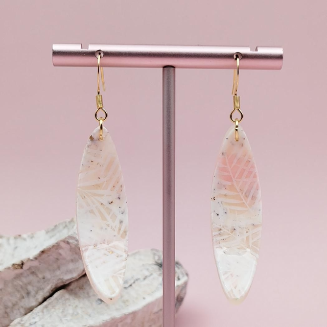 Boucles d&#039;oreilles &quot;Amaé&quot; Effet Marbre Blanc, Rose et Doré, Imprimé Feuillage