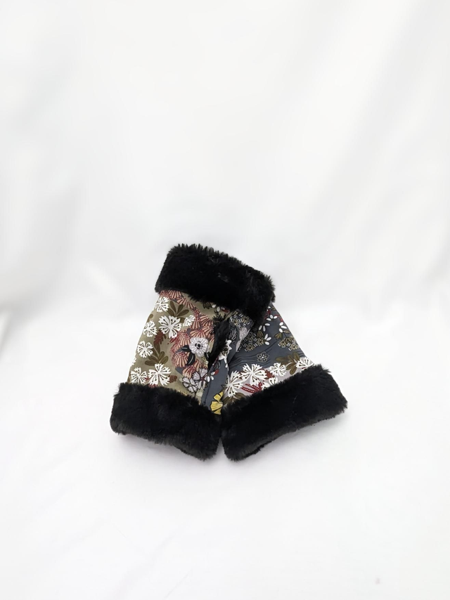 Mitaines noires et tissu japonais