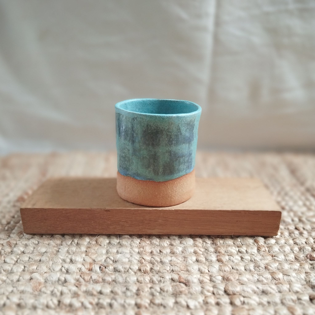 Tasse sans anse, argile rouge, émail turquoise avec effets violets