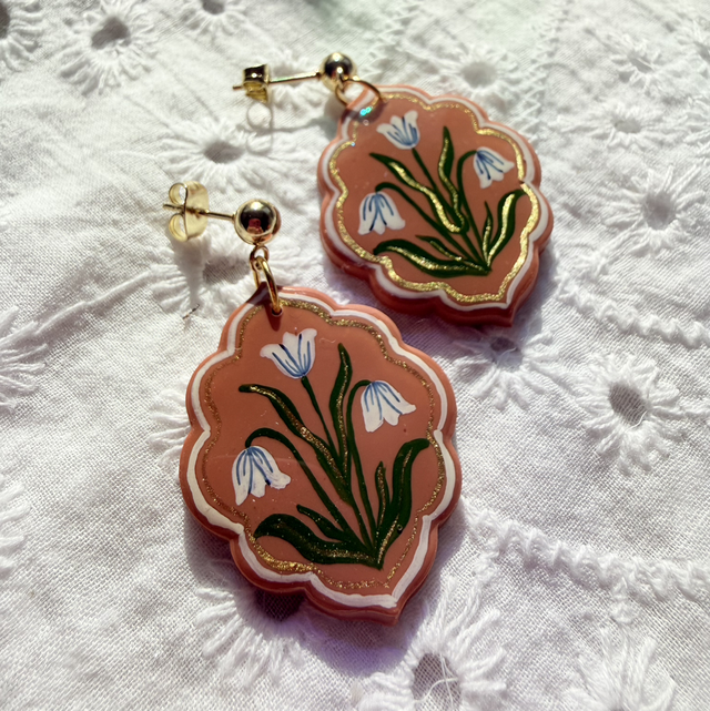 AHAANA - White Floral Scalloped Earrings