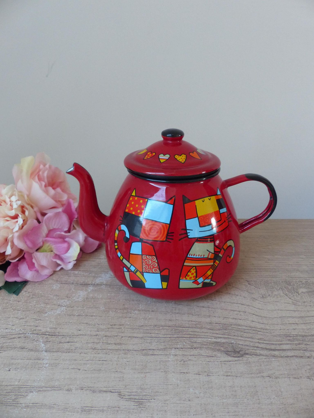 Théière rouge motif chats avec deux mugs en acier émaillé, décor cuisine adorable, parfaite pour le goûter des enfants - Théière rigolote