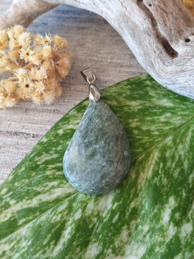 Pendentif Séraphinite Naturelle 3,8x2,5 cm – Élégance et Énergie