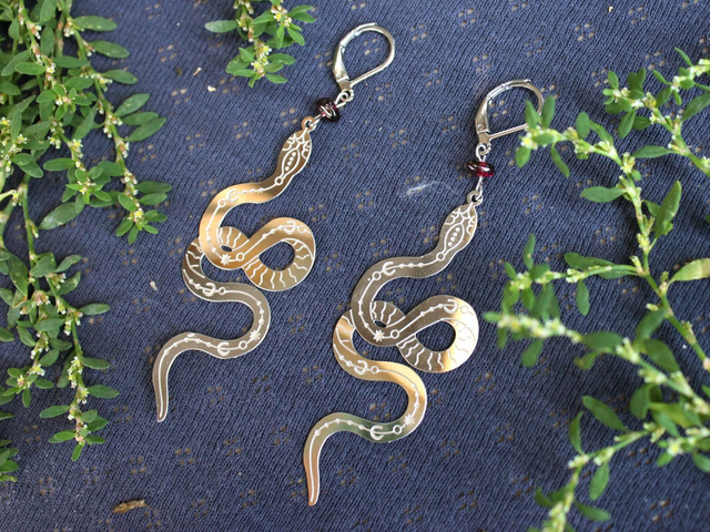 Schlange silber mit Granatsplitter Ohrringe [OR0047]