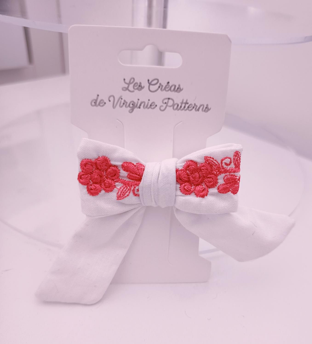 Pince à cheveux avec broderie fleurie 