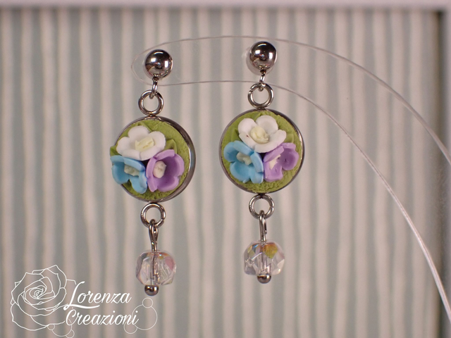 Orecchini pendenti floreali con trio di fiori e piccola perlina, bianco, azzurro e lilla