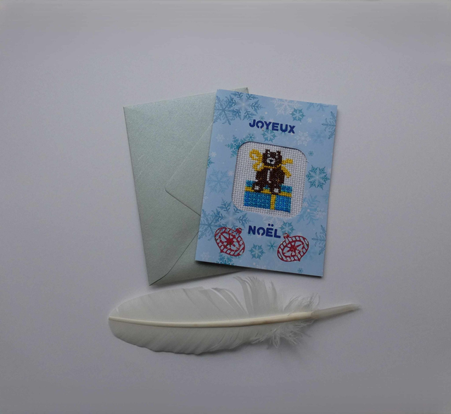 L'ours brodé au cadeau de Noël