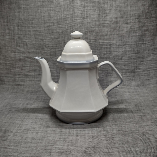 Winterling | Theepot (diameter 14 | hoogte 20,5 cm) 8 kantige vorm in witte kleur met grijsblauwe bies) | Vintage