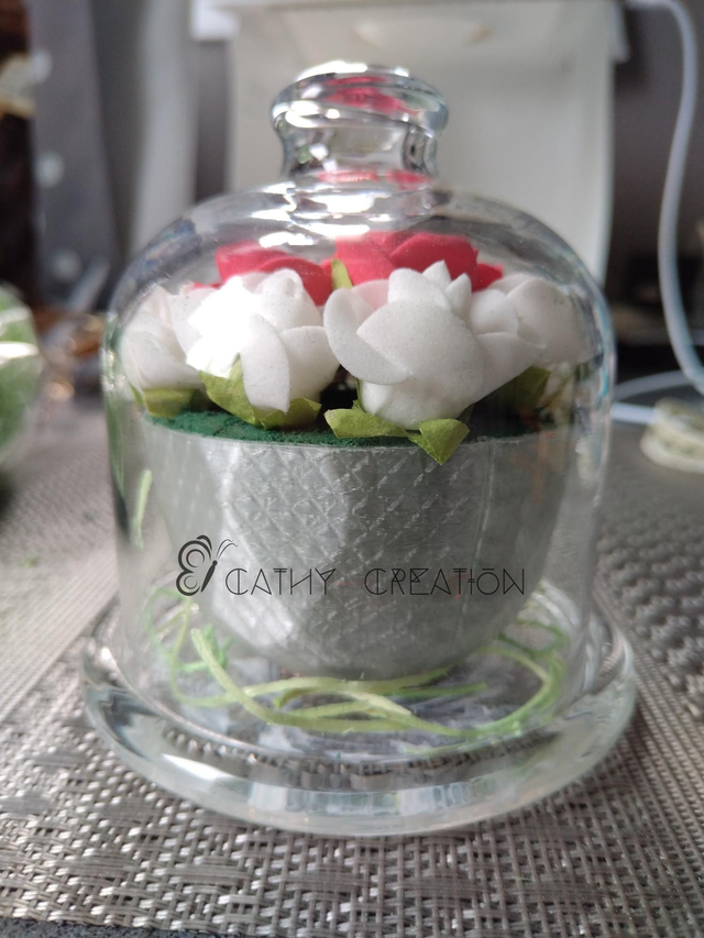 Cloche en verre pot et roses