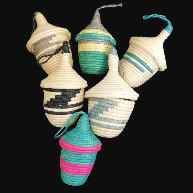 Small woven baskets with lids