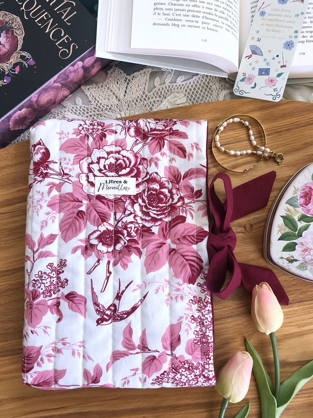 Pochette à livres en coton matelassé Philomèle rouge - ouverture latérale avec nœud