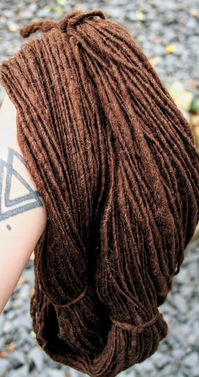 Écheveau de laine teinture végétale brou de noix, 100 gr, 1 brin (single)