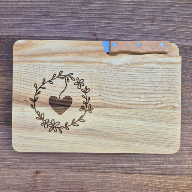 Schneidebrett mit Messer, Herz