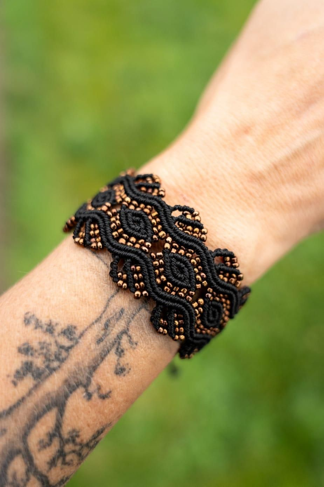 Parure de bijoux en micro-macramé noir et perles bronze