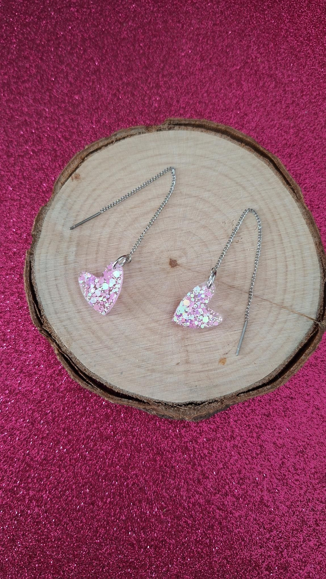 Boucles d'oreilles à enfiler argentées cœurs asymétriques paillettes roses 