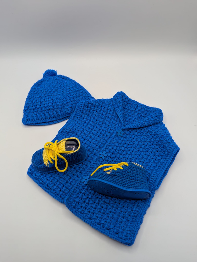 Ensemble bébé crocheté – bonnet, gilet et chaussons – fait main
